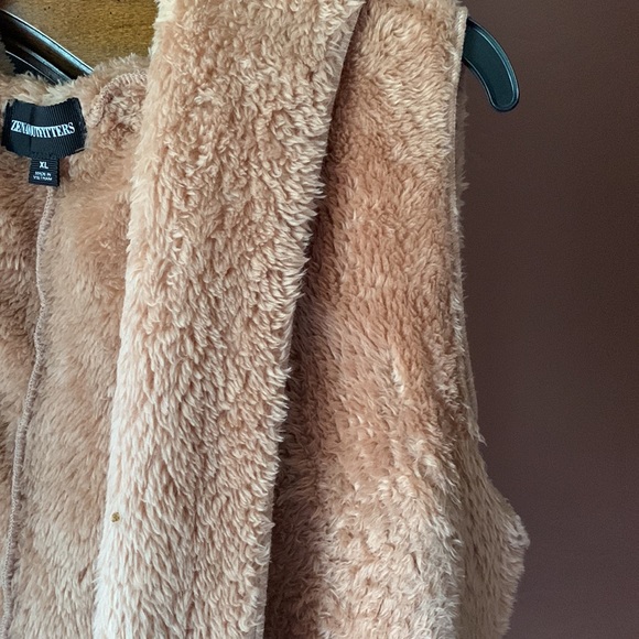 SA. ZENNA OUTFITTERS. NWOT. Hooded open vest with 2 front pockets. Super soft. - Picture 4 of 8